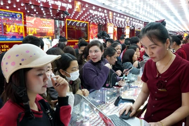 Thời điểm 15h: Giữa chiều, khách vẫn chen kín cửa hàng